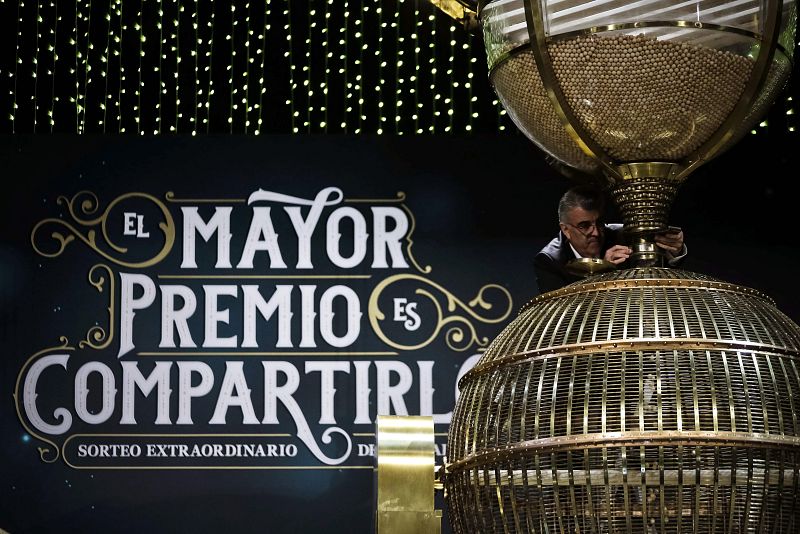 Los trabajadores de loterías comprueban que todos y cada uno de los pasos del sorteo funcionan correctamente. En esta imagen, se comprueba que las bolas caen bien en el bombo.