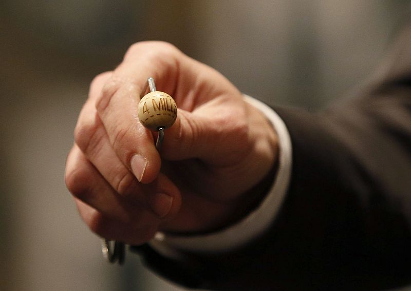 Bola correspondiente al premio 'Gordo' de la lotería de Navidad, de 4 millones de euros, en el alambre.