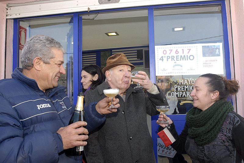 Loli Martínez, hermana de la titular de la administración número 17 de Armunia (León), que ha vendido treinta series del 07617.