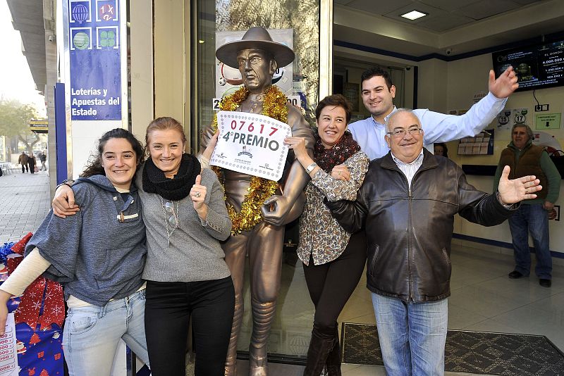 Empleados de la administración de loterías número 8 de Albacete celebran el reparto de uno de los dos cuartos premios