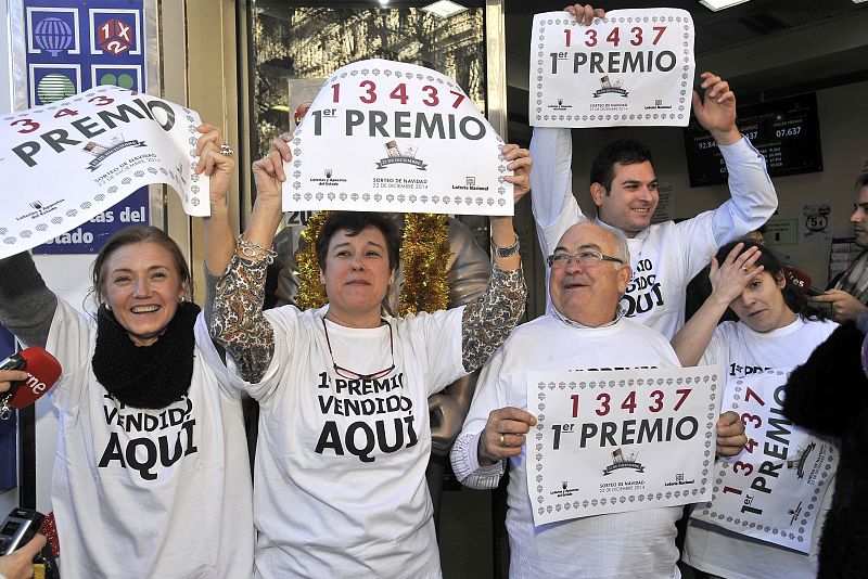 Empleados muy emocionados de la Administración 8 de Albacete celebran el reparto del Gordo de Navidad y de un cuarto premio, el 07617.