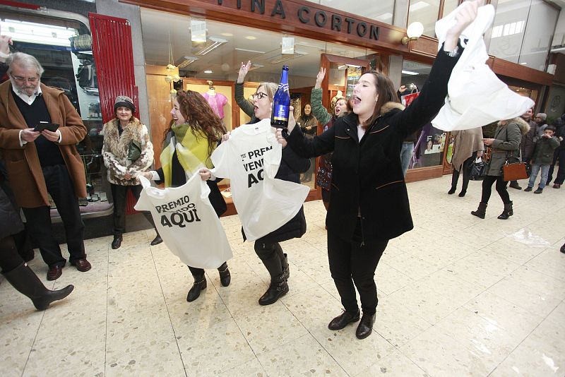 En Lugo, ciudad en la que han tocado 4 millones de euros del Gordo de la lotería de Navidad, el número 13.437, celebraban el premio con saltos de júbilo y cava.