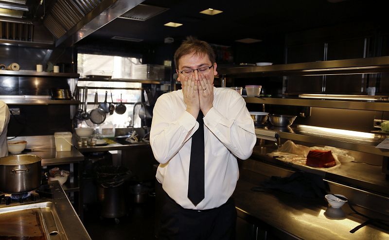 Otro trabajador del restaurante de calle Zurbano no se podía ni creer que le ha tocado el Gordo de la lotería de Navidad.