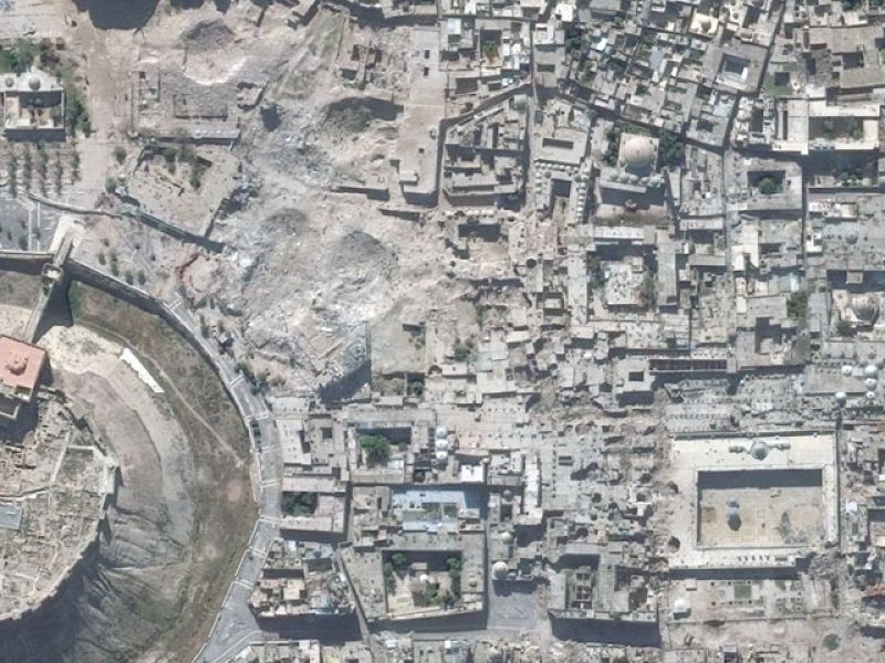 Las bombas han abierto cráteres y destruido el minarete de la mezquita de los Omeya.