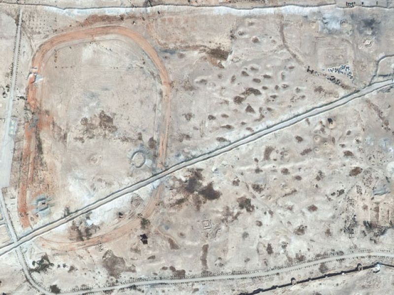 Una carretera atraviesa la necrópolis y ha afectado a varias tumbas.