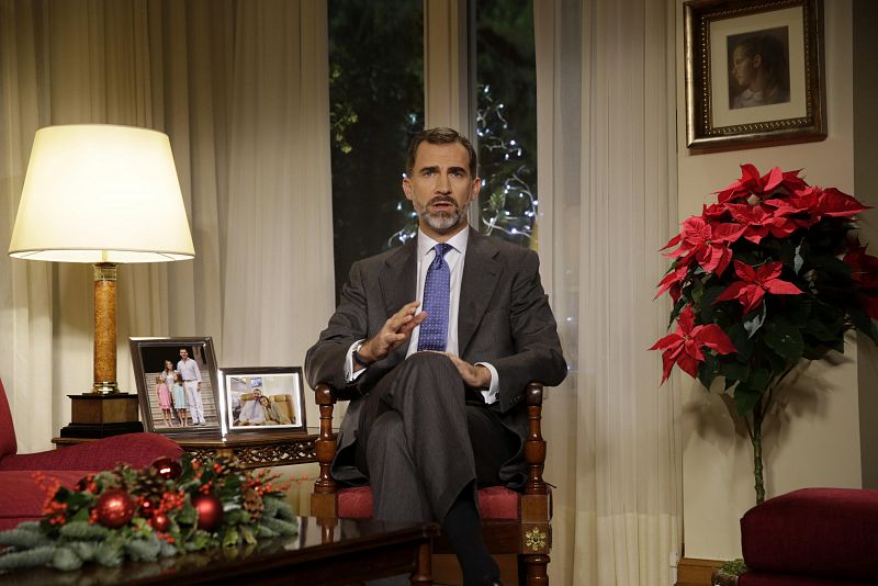 Una foto de familia en la que aparece el rey Felipe VI con la reina Letizia, la princesa Leonor y la infanta Sofía; y otra foto del rey con la reina, han presidido el discurso de Felipe VI