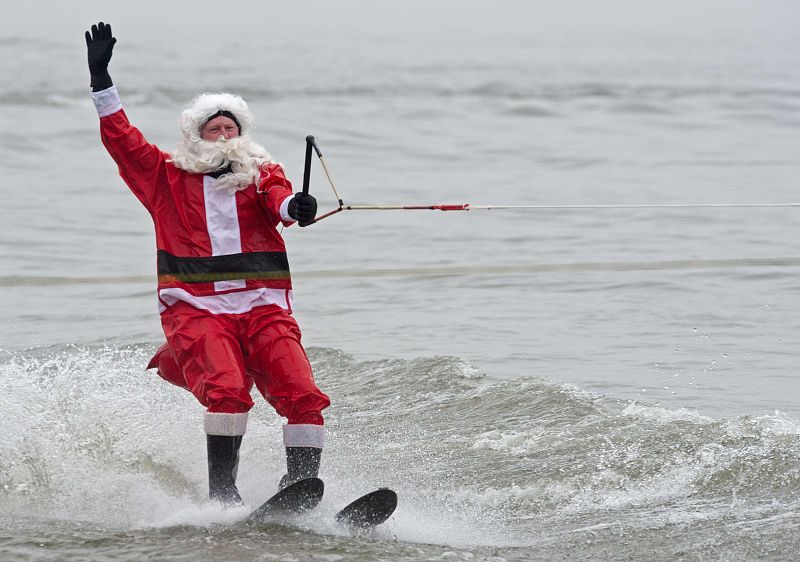 Un Santa Claus patina sobre el agua del Potomac, en Alexandria, Virginia (EE.UU.)