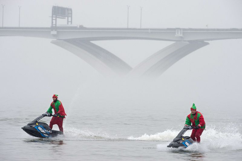 Dos "elfos" acompañan a Santa Claus en el Potomac