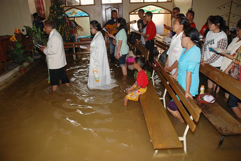 Cristianos de Bandung, oeste de la isla indonesia de Java, celebran la Navidad en una iglesia inundada. Indonesia es el país de mayoría musulmana más poblado del mundo.