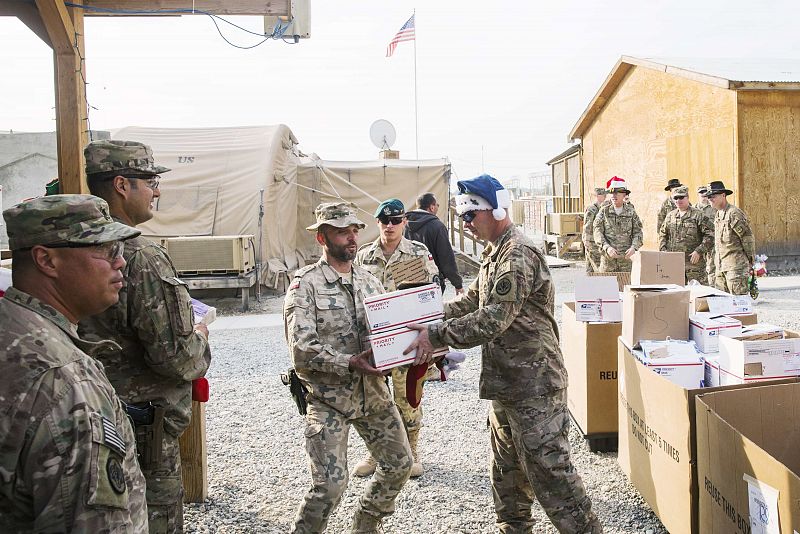 Soldados estadounidenses del 3er Regimiento de Caballería reciben regalos de Navidad en la base de Gamberi, provincia de Laghman, en Afganistán