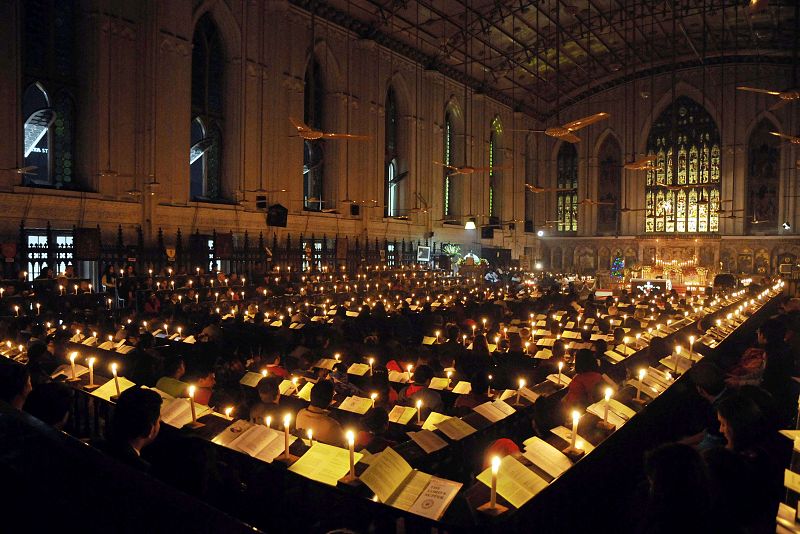 Cristianos de la India celebran la Misa del Gallo a la luz de las velas en Calcuta