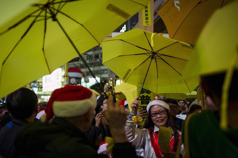 Manifestantes prodemocracia cantan villancicos en Times Square, Hong Kong