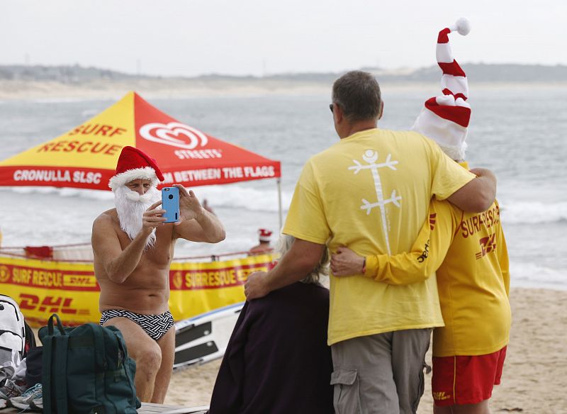 Un socorrista toma fotos a unos amigos en South Cronulla Beach, Sídney