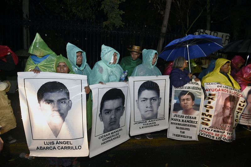 Padres de los 43 estudiantes desaparecidos en Iguala protestan durante la Nochebuena ante la residencia del presidente mexicano Enrique Peña Nieto