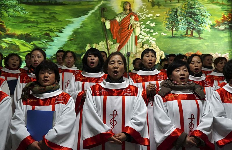 Un coro canta villancicos en una iglesia de Shenyang, provincia de Liaoning, en China