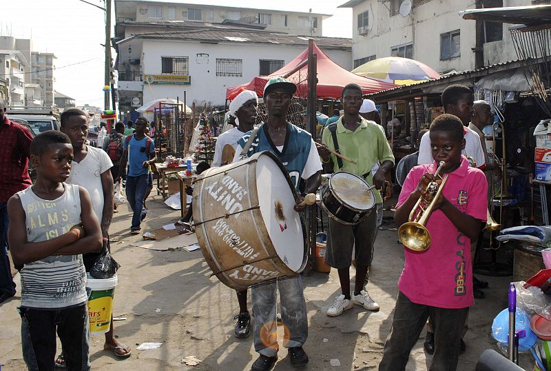 Una banda toca en las calles de Monrovia, capital de Liberia, durante las celebraciones de la víspera de Navidad