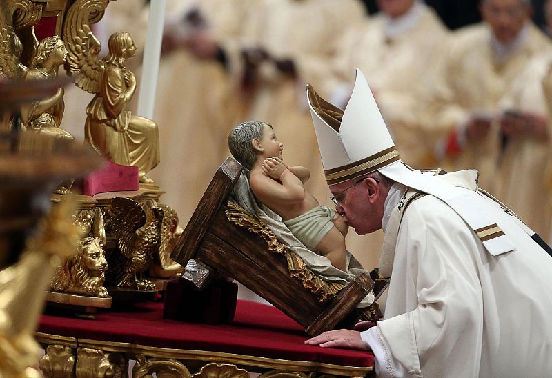 El papa Francisco durante la celebración de la Misa del Gallo en la Basílica de San Pedro en la Ciudad del Vaticano