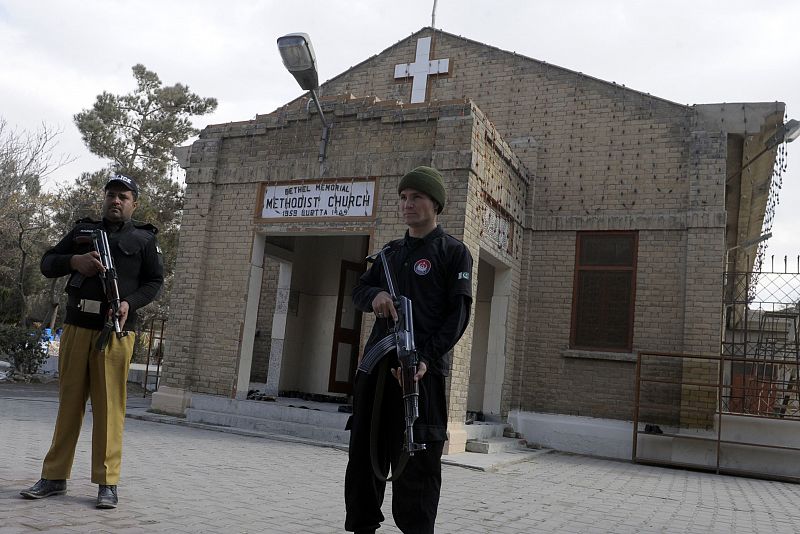 Policías montan guardia frente a una iglesia metodista en Quetta, Pakistán