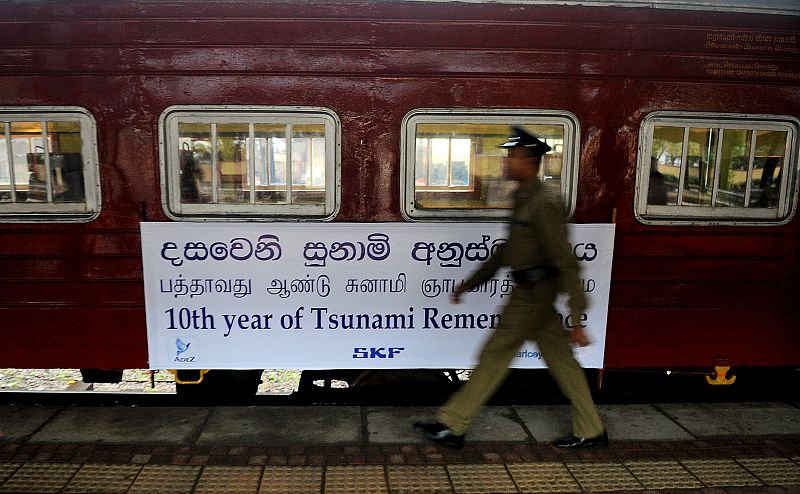 El ferrocarril Ocean Queen Express, engalanado con una pancarta conmemorativa en la estación de Colombo, Sri Lanka