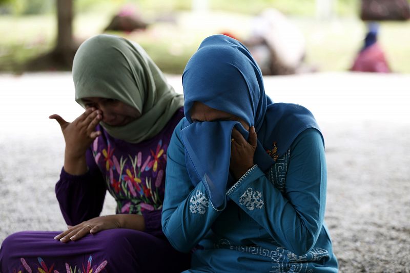Familiares de las víctimas lloran en el cementerio de Banda Aceh