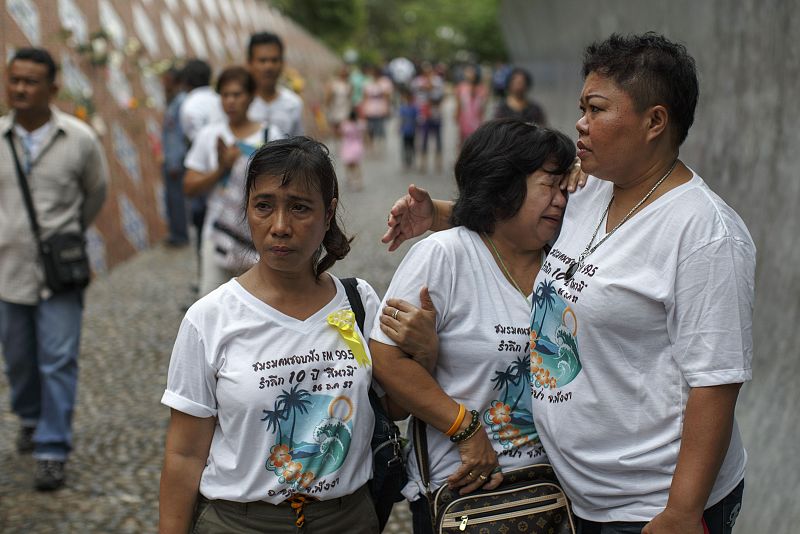 Familiares de las víctimas en el memorial