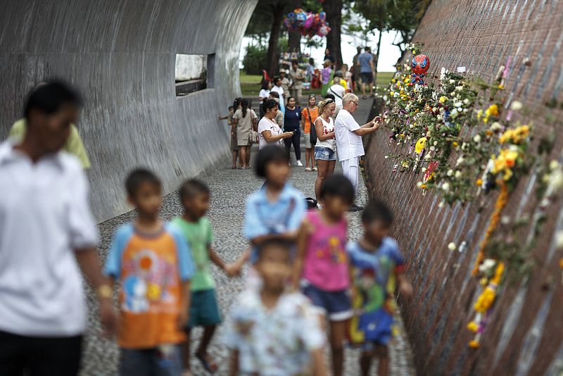 Los visitantes rinden homenaje a las víctimas en el memorian de Ban Nam Khem, en Tailandia