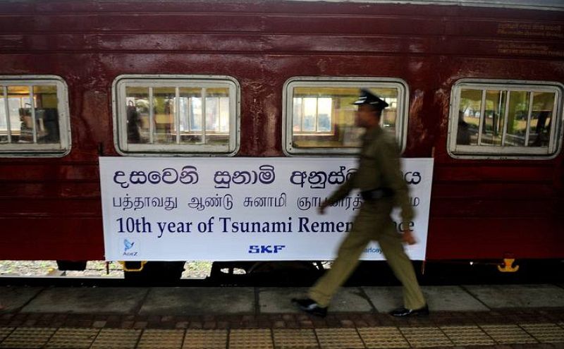 El ferrocarril Ocean Queen Express, engalanado con una pancarta conmemorativa en la estación de Colombo, Sri Lanka 