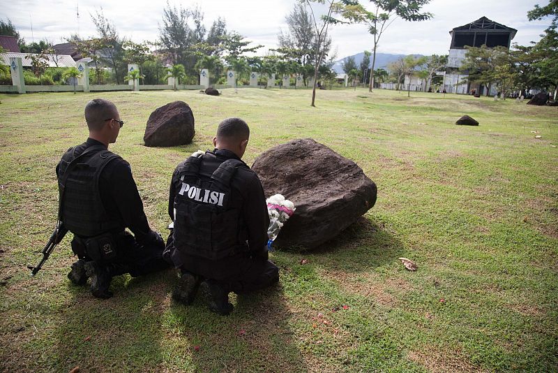 Policías rezan en el cementerio de Banda Aceh, en Indonesia. El tsunami acabó con la vida de casi 230.000 personas