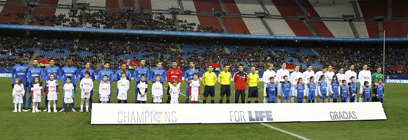 Los equipos de las selecciones de la Liga de Fútbol Profesional, Este y Oeste, posan antes del comienzo del partido.