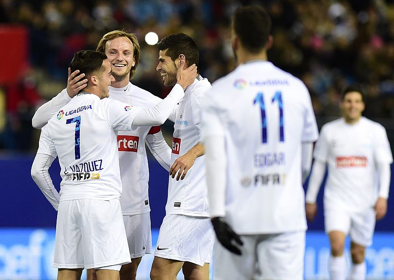 Ivan Rakitic felicita al centrocampista del Espanyol Lucas Vazquez por su gol.