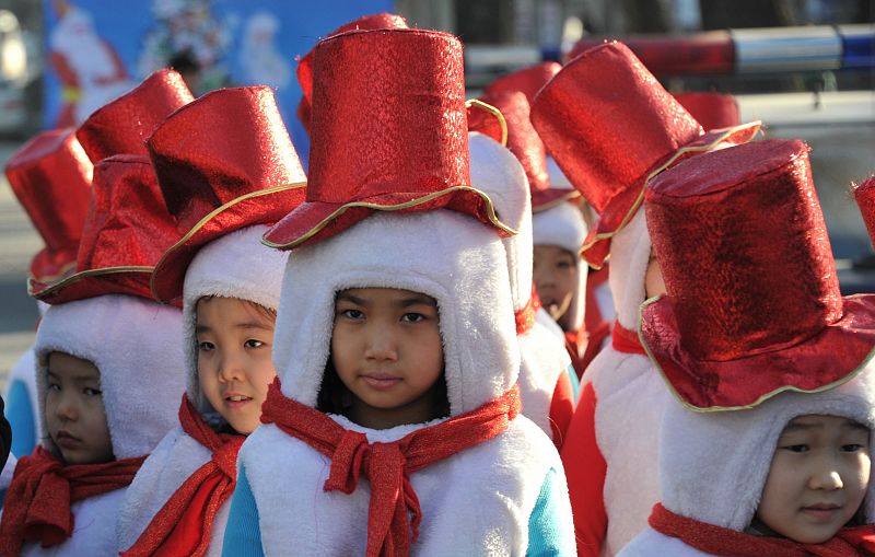 Niños disfrazados de muñeco de nieve desfilan en una celebración de año nuevo en Bishkek, la capital de Kyrgyzstán.