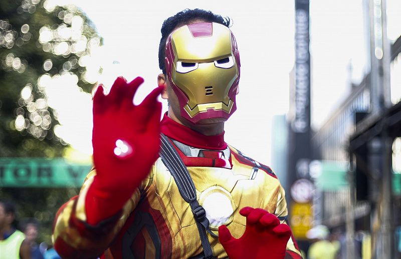 Un hombre disfrazado participa en la San Silvestre de Sao Paulo (Brasil),