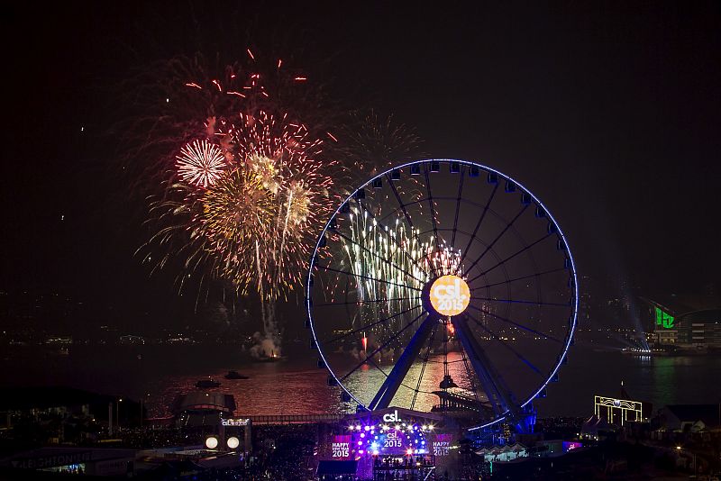 Fireworks explode near tFuegos artificiales dan la bienvenida a 2015 en la capital china, Hong Kong