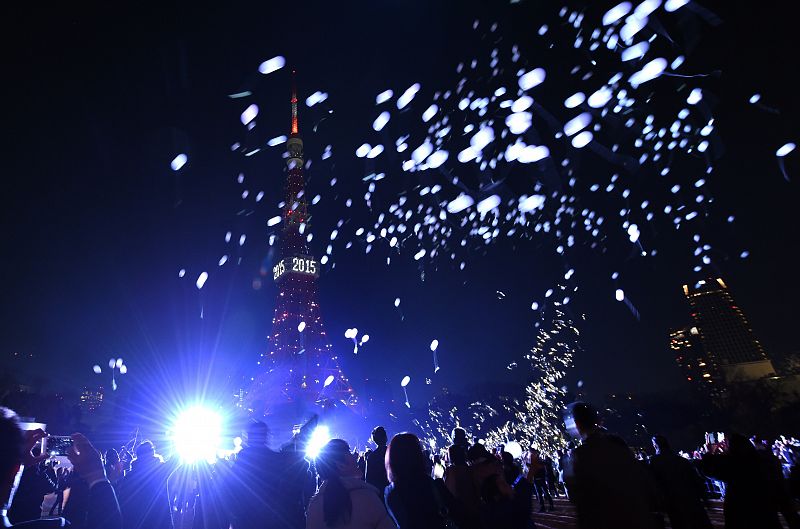 Suelta de globos en la torre de Tokyo, en Japón para dar la bienvenida al 2015