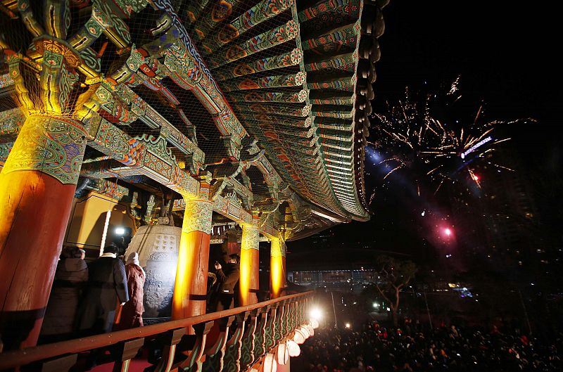 Monjes budistas reciben el nuevo año con una ceremonia en Seúl, en Corea del Sur