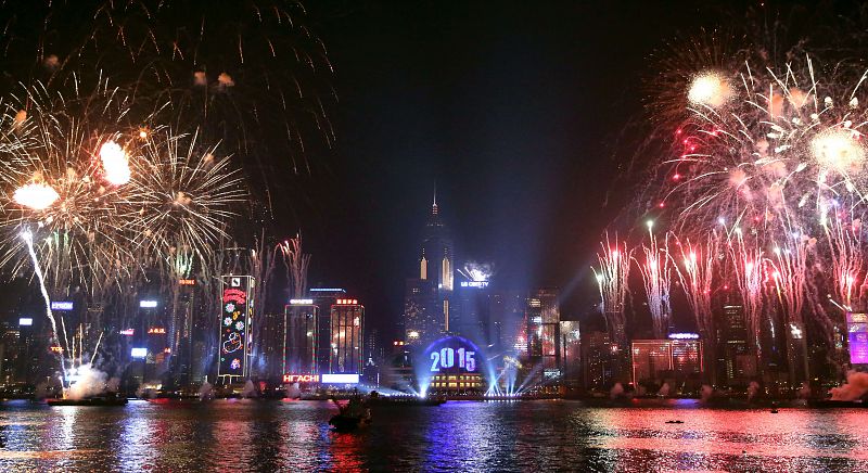 Fuegos artificiales sobre el puerto de Victoria, en Hog Kong, para celebrar el 2015