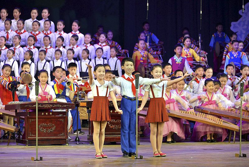 Escolares han actuado en el Salón Central de la Juventud, en la capital de Corea del Norte, Youth Hall on the occasion of the New Year