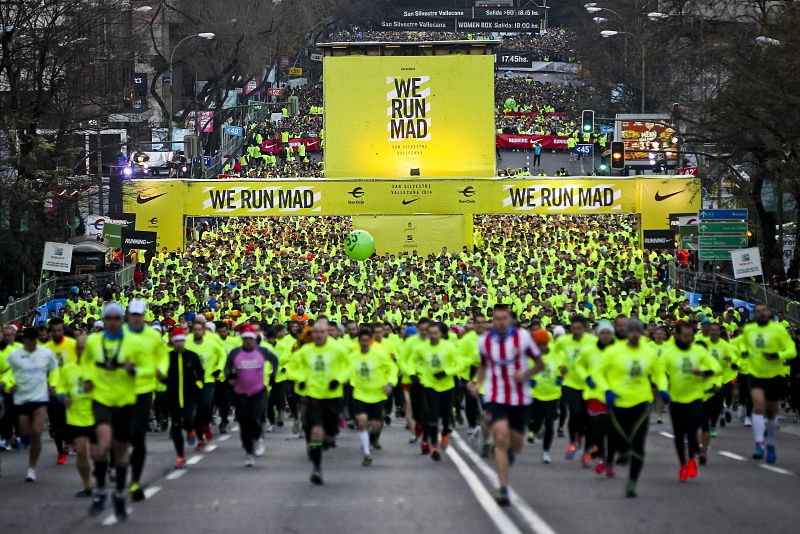 Espectacular imagen de la salida de la San Silvestre Popular.