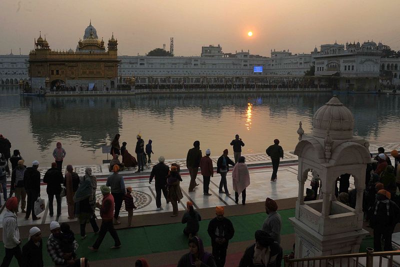 La última puesta de sol del año junto al templo 'Sikh Shrine Golden' en Amritsar, en India