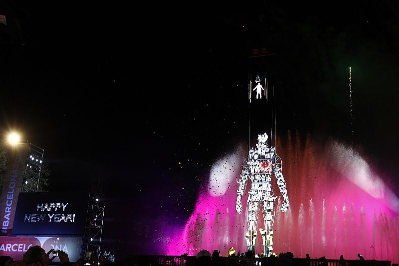 El 'Ser del Milenio', el espectáculo de la Fura dels Baus dio la bienvenida a 2015 en Barcelona.