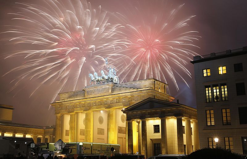 Fuegos artificiales en la Puerta de Brandenburgo.