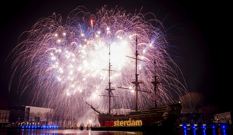 Fuegos artificiales iluminan el cielo sobre el museo Scheepvaart en Amsterdam (Holanda).