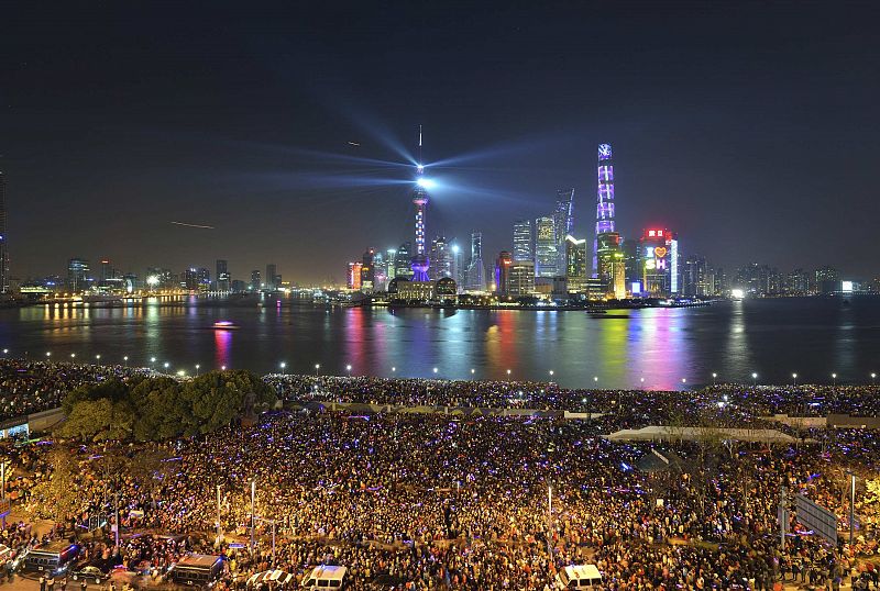 Antes de la estampida de personas, los asistentes observaron el espectáculo de luz y color con motivo del Año Nuevo sobre el distrito financiero de Shanghái.