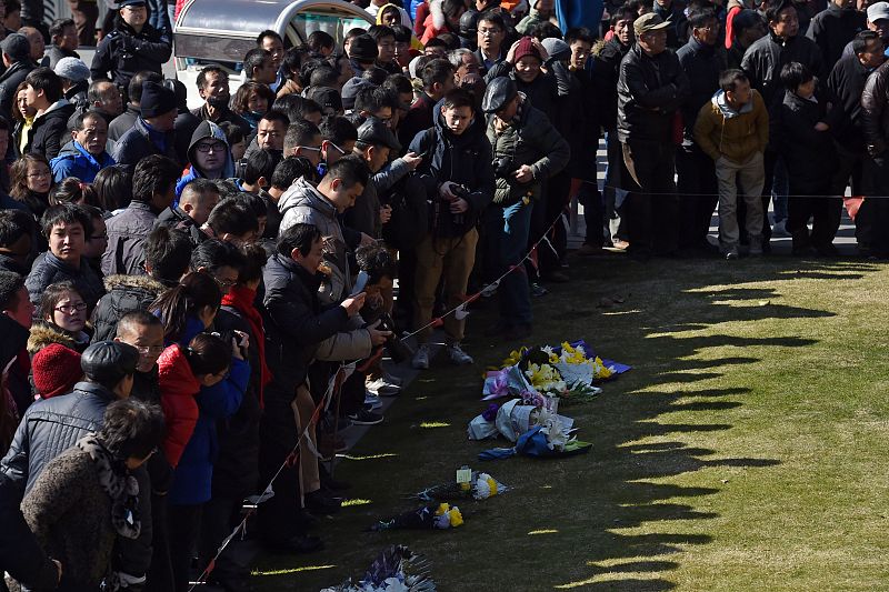 En la mañana del 1 de enero se han hecho ofrendas de flores en el lugar del malecón de Shanghái en el ocurrió la estampida en la que murió una treintena de personas.