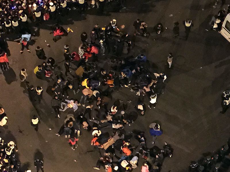 Personas atendidas entre la multitud tras la estampida en el malecón de Shanghái.