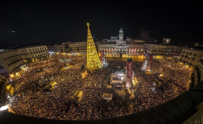 Miles de personas acudieron a la Puerta del Sol de Madrid para tomarse las uvas y recibir el nuevo año.