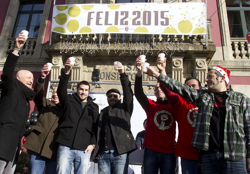 En Vilagarcía de Arousa (Pontevedra) los vecinos también se tomaron las uvas por adelantado con el reloj del ayuntamiento.