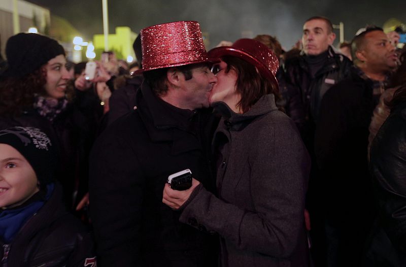 Dos asistentes al espectáculo de la Fura dels Baus se besan.