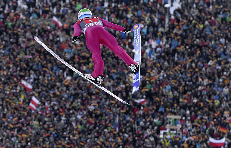 Imagen del noruego Anders Jacobsen volando en Garmisch-Partenkirchen.