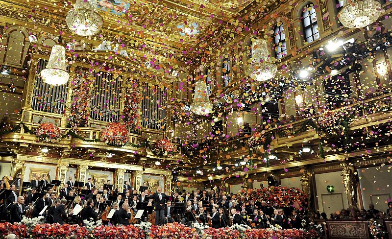 Confeti cayendo sobre la Orquesta Filarmónica de Viena y el director indio Zubin Mehta.